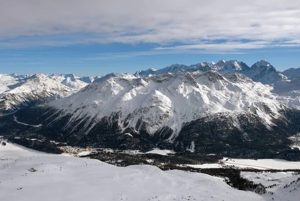 Téli táj St. Moritz-ban. Német: Sankt Moritz, olasz: San Maurizio. Egy üdülőhely a svájci Engadine völgyben — Stock Fotó