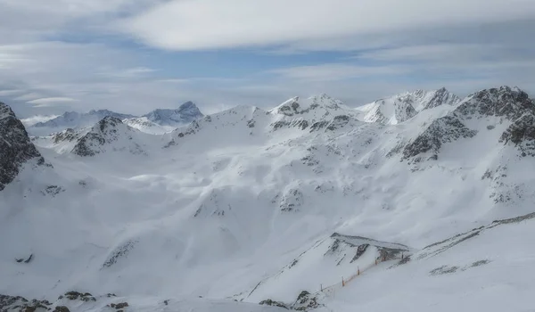 Winterlandschaft in St. Moritz. deutsch: sankt moritz, italienisch: san maurizio. ein Kurort im Engadiner Tal in der Schweiz — Stockfoto