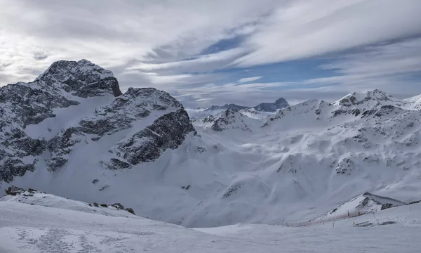 Paesaggio invernale a St. Moritz. Tedesco: Sankt Moritz, italiano: San Maurizio. Località turistica nella valle dell'Engadina in Svizzera — Foto Stock