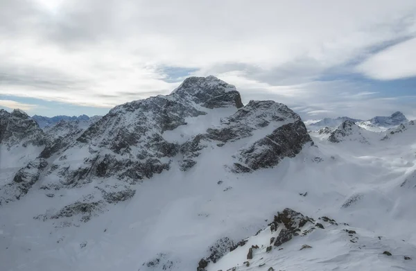 Paisagem de inverno em St. Moritz. Alemão: Sankt Moritz, italiano: San Maurizio. Uma cidade resort no vale Engadine, na Suíça — Fotografia de Stock