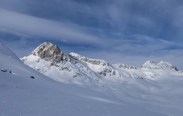 Winterlandschap in St. Moritz. Duits: Sankt Moritz, Italiaans: San Maurizio. Een badplaats in de Engadinevallei in Zwitserland — Stockfoto