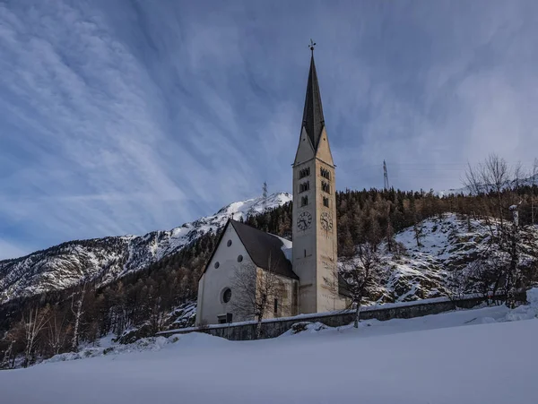 Zernez, Švýcarsko. Kostel Kirche San Mauricius — Stock fotografie