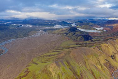 Eylül 2019 'da İzlanda' da. Büyük Vadi Parkı Landmannalaugar. Etrafı rhyolite dağları ve erimemiş karlarla çevrili. Vadide büyük bir kamp inşa edildi. Dünya turları konsepti.