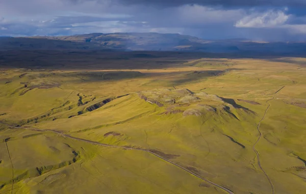 El cañón más pintoresco Fjadrargljufur y el arroyo poco profundo, que fluye a lo largo del fondo del cañón. Fantástico país Islandia. Septiembre 2019. disparo aéreo con dron — Foto de Stock