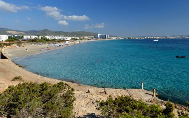 Platja d 'en Bossa kıyıları kulenin tepesinden. İbiza, İspanya.