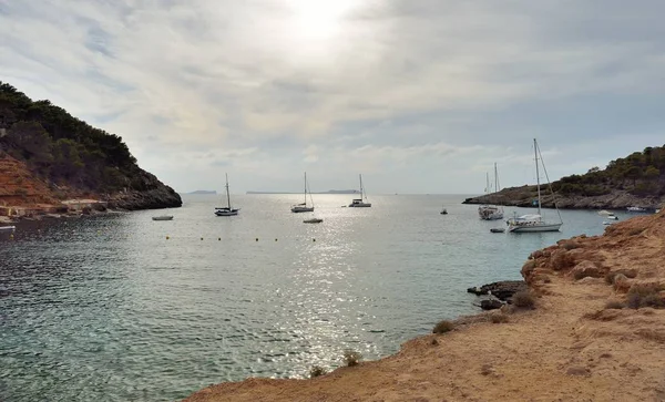 İspanya 'nın Balear Adaları, İbiza' da gün batımında Cala d 'en Serra plajının güzel manzarası. — Stok fotoğraf