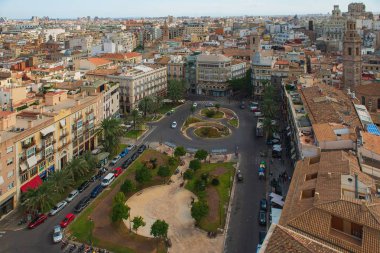 İspanya 'da güneşli bir günde, Valencia' nın Reina ana meydanının bulunduğu eski şehrin en iyi manzarası.