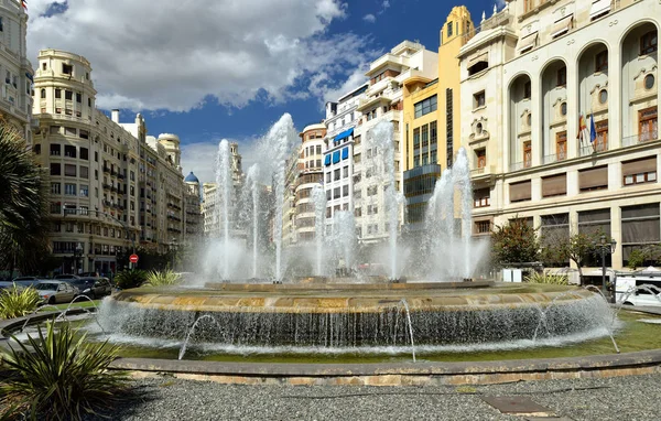 Fuente en la ciudad de Valencia en el soleado día de septiembre . — Foto de Stock