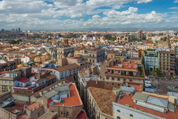 VALENCIA, ESPANHA: Sobre os telhados de Valência, Espanha. Vista aérea da paisagem histórica da Catedral de Valência . — Fotografia de Stock