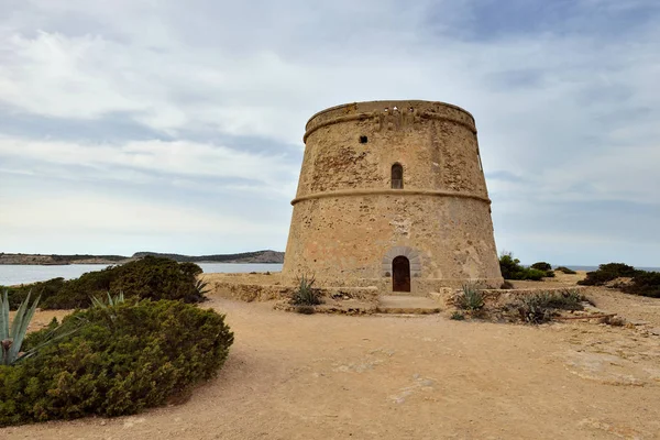 Pohled na středověkou věž Torre En Rovira ve městě Ibiza, Španělsko — Stock fotografie