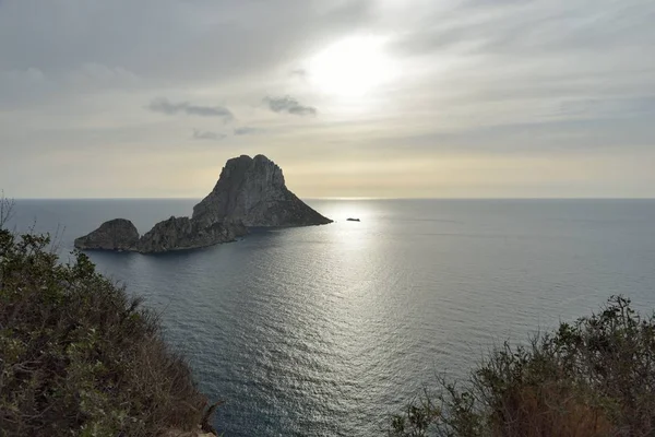 Malowniczy widok z tajemniczej wyspie Es Vedra. Ibiza, Majorka. Hiszpania — Zdjęcie stockowe