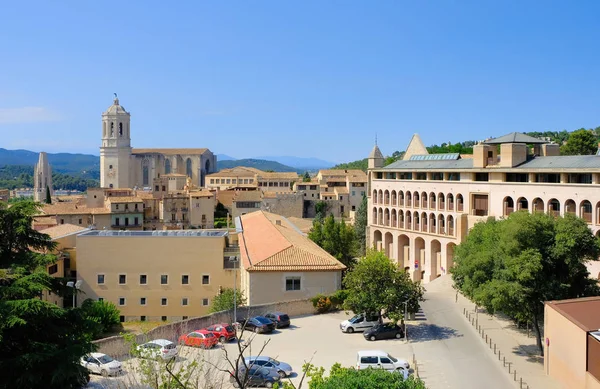 Stadsgezicht, uitzicht op Girona, Catalonië, Spanje. De kathedraal van Girona, ook bekend als de kathedraal van Saint Mary of Girona is een rooms-katholieke kerk.. — Stockfoto