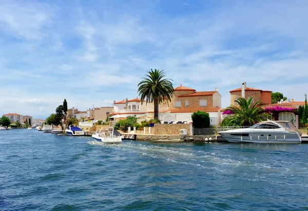 Empuriabrava (Costa Brava, Espagne), l'une des plus grandes résidences — Photo