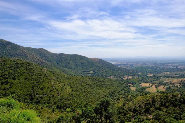 Vista del Pla del Emporda y el pueblo de Roses en el norte de Cataluña, España — Foto de Stock