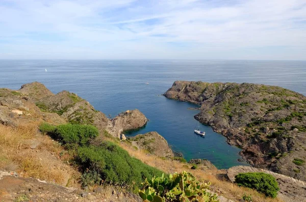 Creus Cape Akdeniz kıyı şeridi manzara. Girona, İspanya. Yatay — Stok fotoğraf