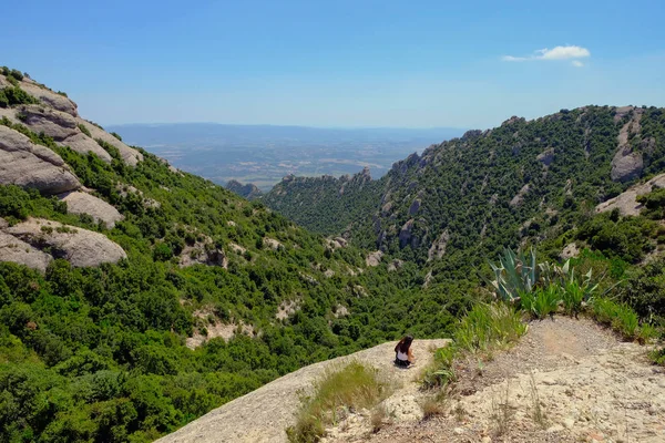 Chica ver en las montañas desde el funicular de Montserrat en un hermoso día de verano, Cataluña, España — Foto de Stock