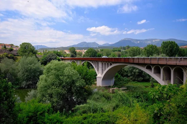 Besalu, Spanje: Landschap van het middeleeuwse dorp Besalu, Spanje. Besalu is een beroemd middeleeuws dorp in Girona, Spanje. — Stockfoto