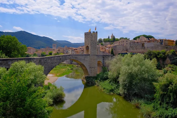 Middeleeuwse brug van Besalu. Gerona. Spanje — Stockfoto