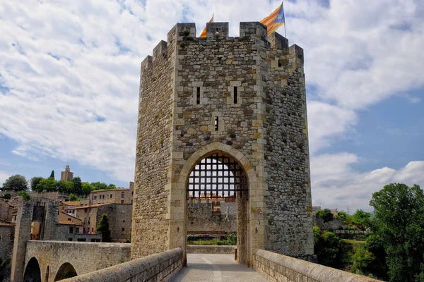 Besalu é uma vila medieval na província de Girona, na Espanha. — Fotografia de Stock