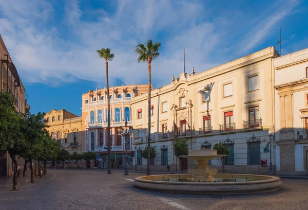 Calle antigua en la ciudad europea. Jerez de la Frontera, Andalucía, España — Foto de Stock