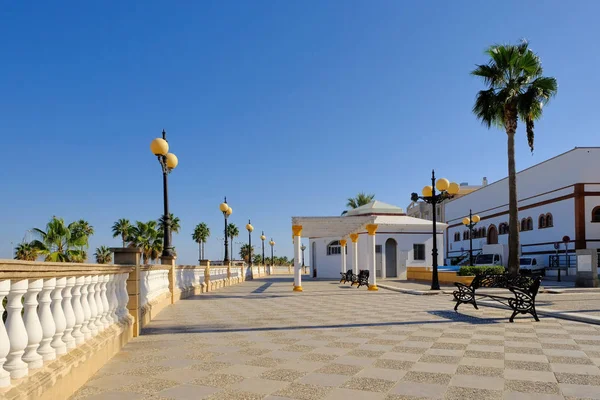 Primera línea de playa en la ciudad de Rota, Andalucía, España. Soleado día de septiembre — Foto de Stock