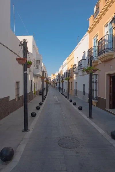 Úzká ulička města Rota za slunečného září. Rota, Andalusie, Španělsko. — Stock fotografie