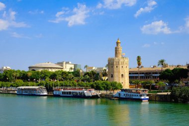 Torre del Oro Sevilla, Endülüs, İspanya 'da. Güneşli Eylül.