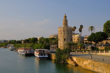 Seville günbatımı manzarası torre del Oro Sevilla Endülüs İspanya