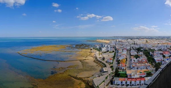 Chipiona, İspanya: Cadiz kıyısındaki ünlü Chipiona Faro de Chipiona deniz fenerinden panoramik manzara. İspanya 'nın en yükseği.