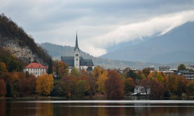 Lake Bled Slovenya. Küçük Hac kilise ile güzel dağ gölü. En ünlü Sloven göl ve ada ile hac kilise Maria varsayım ve Bled kale arka planda Bled.