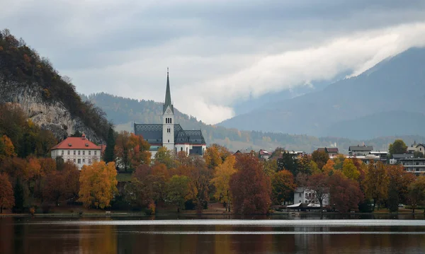 Lago Bled Eslovénia. Belo lago de montanha com pequena Igreja de Peregrinação. Lago esloveno mais famoso e ilha Sangrada com a Igreja de Peregrinação da Assunção de Maria e Castelo de Sangue no fundo . — Fotografia de Stock