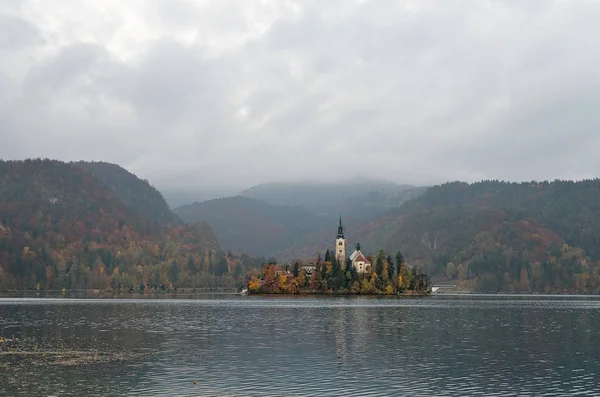 Sangrados com lago, ilha e montanhas no fundo, Eslovénia, Europa — Fotografia de Stock