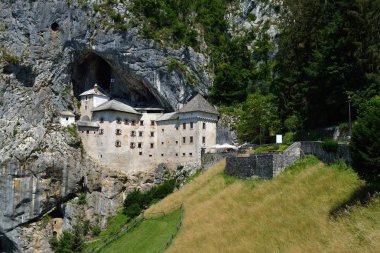 predjama kale mağarada postojna, Slovenya