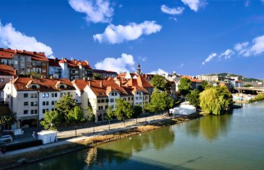 Maribor, Slovenya: Slovenya 'nın Maribor kenti Panorama. Drava Nehri, Maribor 'un binaları ve dağları.