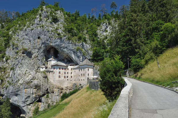 Predjama-Burg in der Postojna-Höhle, Slowenien — Stockfoto