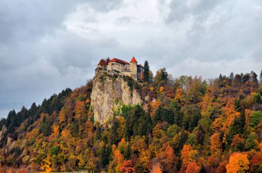 Sonbaharda Renkli Kanlı Kale arka planda. Slovenya