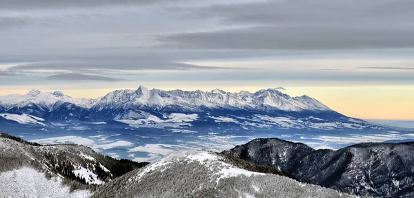 Una vista de las montañas Tatra en invierno, Eslovaquia . —  Fotos de Stock