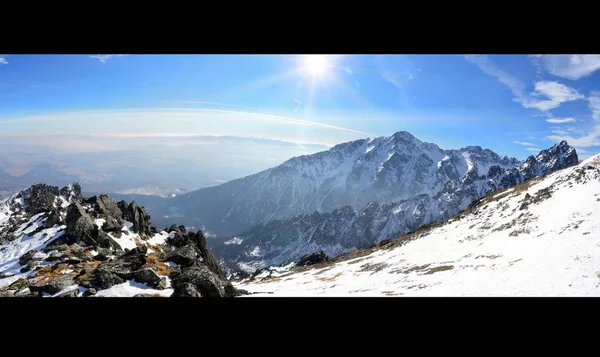 Morgen im Skigebiet Tatranska lomnica in der Slowakei, hohe Tatra — Stockfoto