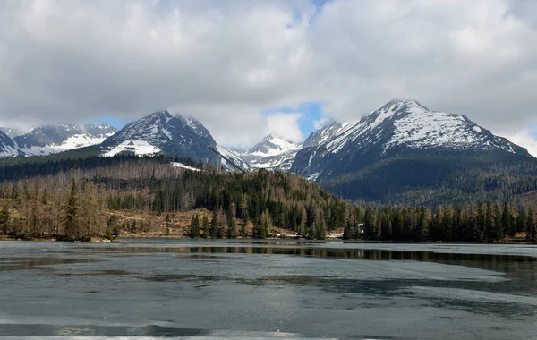 Strbske Pleso, Eslováquia. Lake in High Tatras, maio de 2015 — Fotografia de Stock