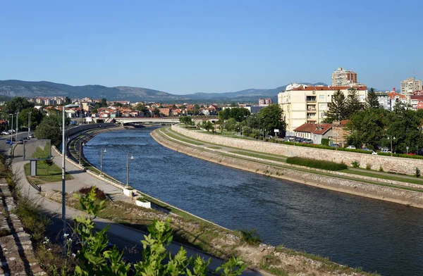 Nis, Servië: Panoramisch uitzicht op de stad Nis en de rivier Nisava, Servië — Stockfoto