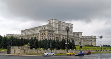 Romanya 'nın Bükreş kentinde bulutlu bir yaz gününde Parlamento Sarayı