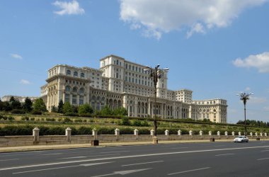 Romanya 'nın Bükreş kentinde güneşli bir yaz gününde Parlamento Sarayı