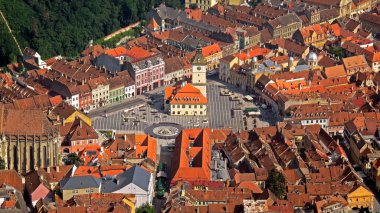 Eski kasabanın merkez meydanı. Brasov. Transilvanya. Yukarıdan görüntüle.