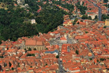 Eski kasabanın merkez meydanı. Brasov. Transilvanya. Yukarıdan görüntüle.
