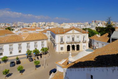 Faro, Portekiz. Belediye Binası: Katedralin tepesinden manzara, güneşli bir Eylül günü..