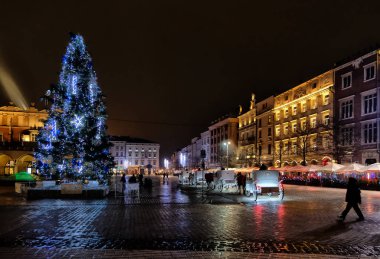 Gece Krakow tarihi bölgesinde eski binalar