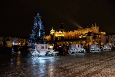 Polonya 'nın Krakow kentindeki Ana Pazar Meydanı' nda Sukiennice 'den önce vagonlar