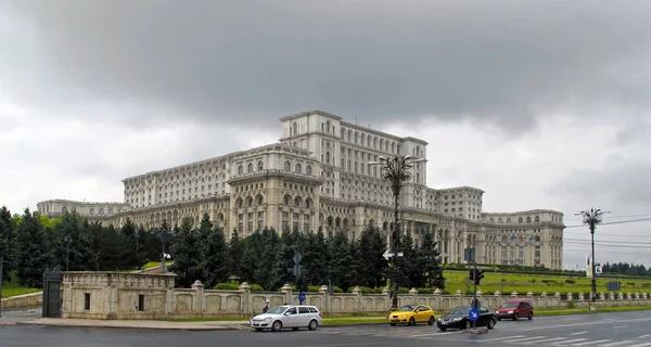 Romanya 'nın Bükreş kentinde bulutlu bir yaz gününde Parlamento Sarayı
