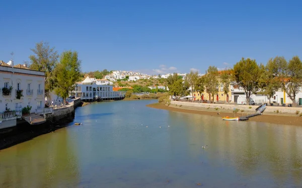 Slunečný den, řeka Gilao. Tavira, obec Tavira, okres Faro, region Algarve, Portugalsko — Stock fotografie