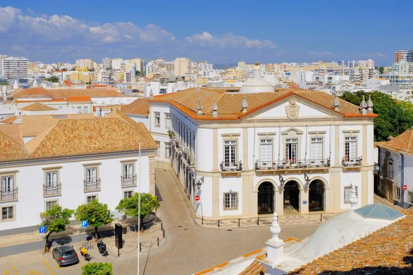 Faro, Portugal. Het stadhuis: uitzicht vanaf de top van de kathedraal, zonnige september dag. — Stockfoto